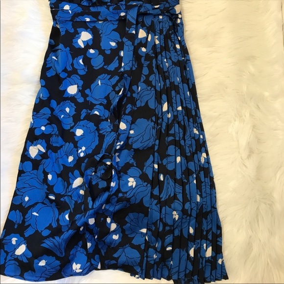 Banana Republic Blue Floral Pleated Wrap Dress XS - Picture 7 of 8